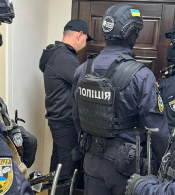 На Київщині викрито ділків, які за $10 тис. продавали ухилянтам "консульські" посвідчення для втечі за кордон, - СБУ. ФОТОрепортаж