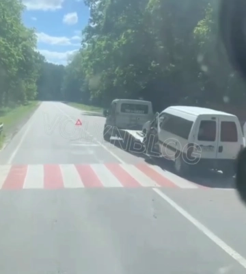 У Луцькому районі внаслідок аварії авто відкинуло у відбійник. Відео
