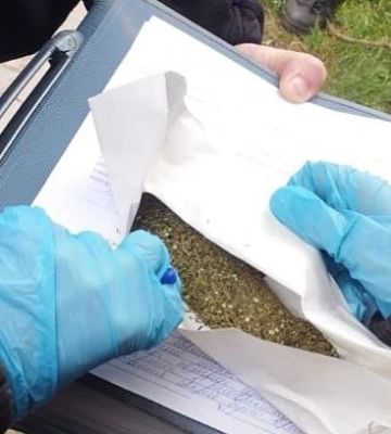 У Сумах зупинили молодика з чималим згортком підозрілої речовини