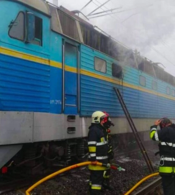 На Львівщині на залізничній станції загорілася електричка