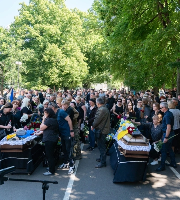 Із двома Героями-захисниками – 31-річними солдатом Іваном Бородіним та головним сержантом Віктором Кущиком – прощалися сьогодні&amp;hellip;