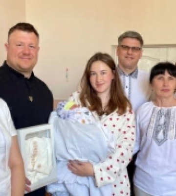 На Волині новонародженим малюкам подарували перші в житті вишиванки