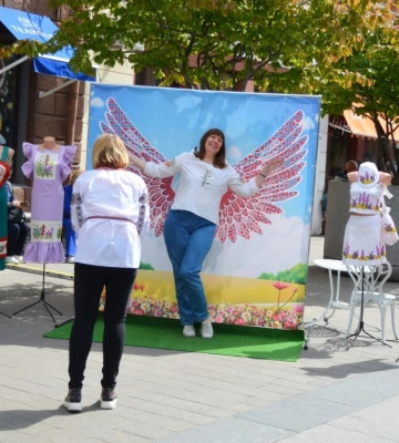 Фотозони, концертні номери та майстеркласи: у середмісті Дніпра відзначили День вишиванки
