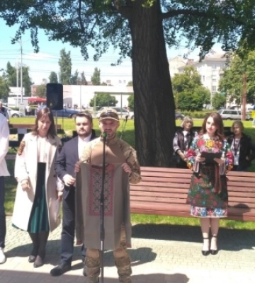 У Чернівцях презентували вишиванку &quot;Бойова дронівка&quot; — що відомо про створення нового орнаменту