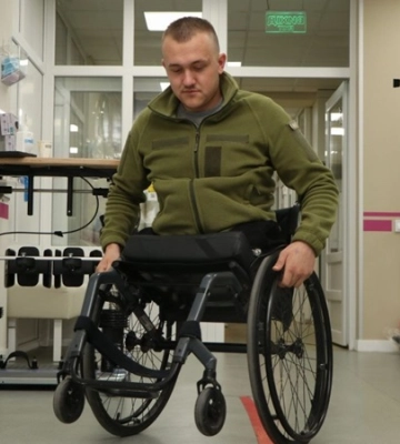 «Хочу одружитися стоячи на протезах, а не сидячи в кріслі колісному»: історія військового, який лікується в унікальному&amp;hellip;