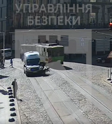 У Львові кур&#039;єр служби доставки зіткнувся з каретою швидкої допомоги, - ВІДЕО