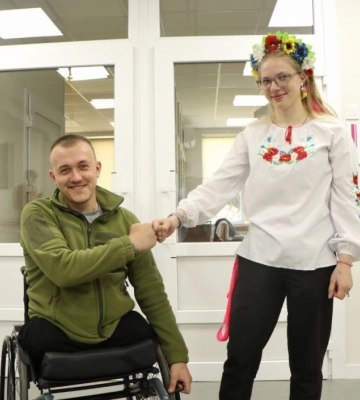 «Хочу одружитися стоячи на протезах, а не сидячи в кріслі колісному»: історія військового, який лікується в унікальному реабілітаційному центрі Дніпра