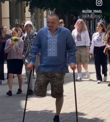 У центрі міста «зловили» на камеру лучан у вишиванках (відео)