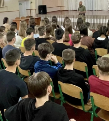 Захисник-доброволець Андрій Кривущенко з Городка розповів старшокласникам про особливості військової справи