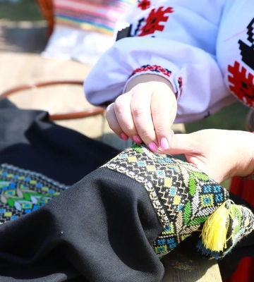 В Запоріжжі створили вишиванку-оберіг, яка стане талісманом для воїнів на передовій