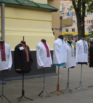 На Рівненщині відбулась виставка вишиванок полеглих воїнів