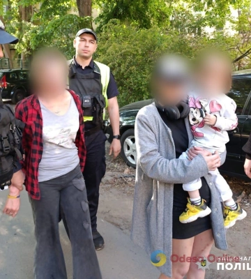 Одеситка у прямому етері лаялася на дворічну племінницю та напоювала її алкоголем – дитину вилучили із сім’ї