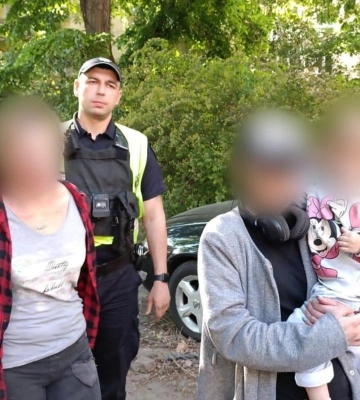 На Одещині тітка поїла алкоголем дворічну племінницю у прямому ефірі: дитину забрали з сім’ї. Фото