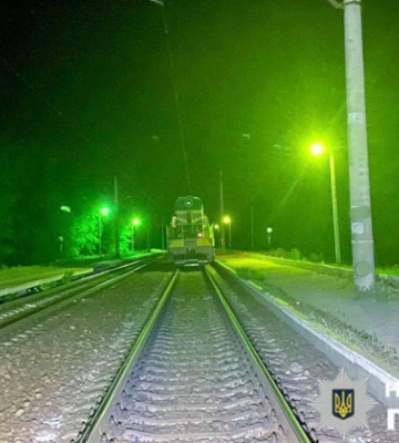 На Київщині під колеса локомотива потрапила жінка