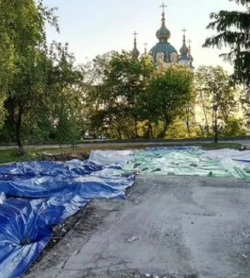 У Києві вночі знесли храм-МАФ біля Десятинної церкви, фото