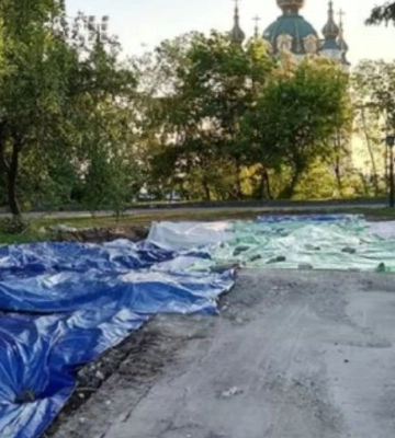 У столиці демонтували незаконно побудований у буферній зоні ЮНЕСКО &quot;храм-МАФ&quot;
