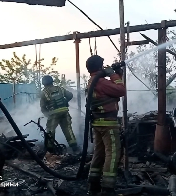 На Конотопщині ліквідували пожежу в житловому секторі, яку спричинив ворожий обстріл