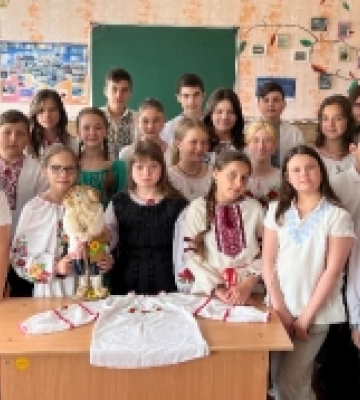 У Первомайську ювенальні поліцейські розповідали школярам про вишиванку та мотанку