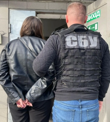 У Кропивницькому затримали на хабарі державну виконавицю, яка обіцяла призовнику зняти заборону на виїзд за кордон