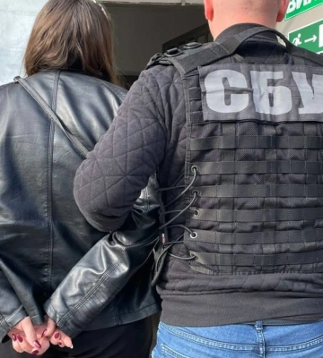 У Кропивницькому затримали на хабарі державну виконавицю, яка обіцяла призовнику зняти заборону на виїзд за кордон