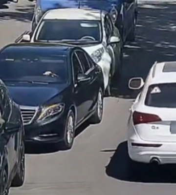 Дитина вибігла на дорогу: з'явилось відео ДТП на переході у Луцьку