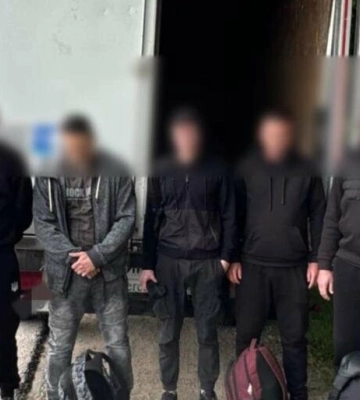 Сховалися у причепі вантажівки: на трасі Одеса-Рені затримали п&#039;ятьох утікачів та перевізника