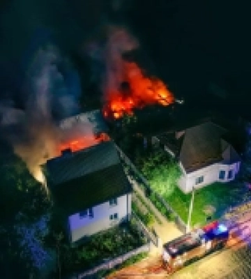 Згоріло авто та ледве не зайнявся будинок: на Рівненщині ліквідували масштабну пожежу