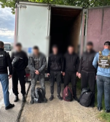Прикордонники затримали п&#039;ятьох ухилянтів, які ховались у причепі вантажівки
