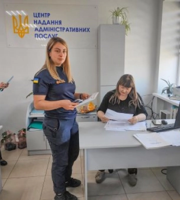 Закарпатські рятувальники проводять профілактичні заходи, спілкуючись з місцевими
