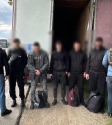 На Одещині прикордонники виявили у причепі вантажівки п&#039;ятьох чоловіків