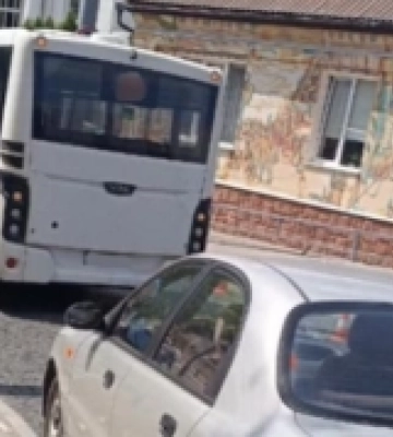 На Богдана Хмельницького водій легковика вʼїхав в автобус