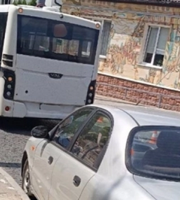 У центрі Луцька зіткнулися легковик та автобус 