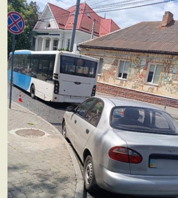 У Луцьку автівка зіткнулась з автобусом