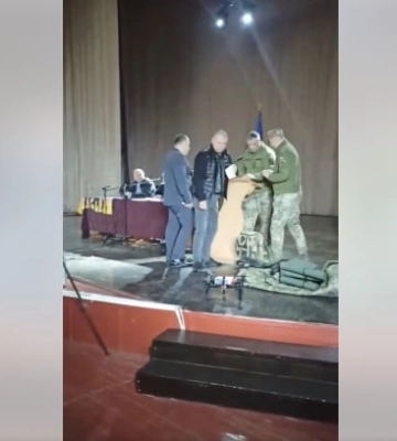 У Каневі депутатам вручили повістки на сесії міської ради