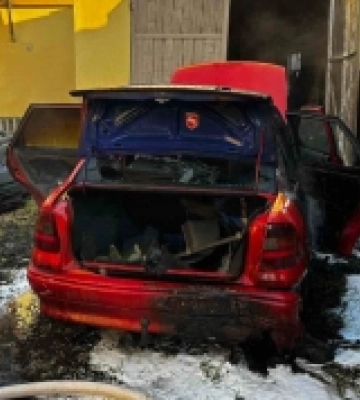 В Ужгороді посеред двору загорівся автомобіль. ФОТО. ВІДЕО