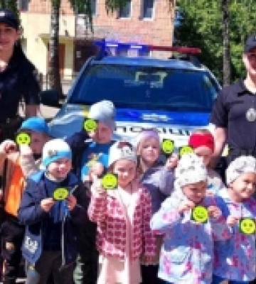 «Безпечна дорога»: поліцейські Дубенщини проводять тематичні уроки для дітей