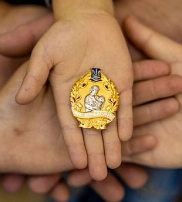 43 жінки з Дніпропетровщини отримали звання «Мати-героїня»