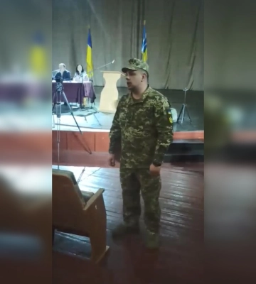 &quot;Нашим шановним депутатам&quot;: в Каневі начальник ТЦК роздав повістки у міськраді