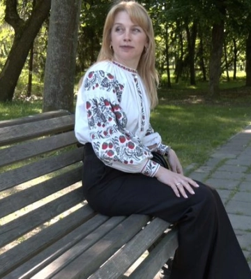 «Коли вперше одягла, то відчула, що мене щось гріє»: волинянка отримала у спадок від бабусі столітню вишиванку