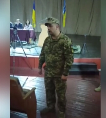 Начальник ТЦК у Каневі прийшов на знайомство з депутатами і роздав їм повістки (відео)