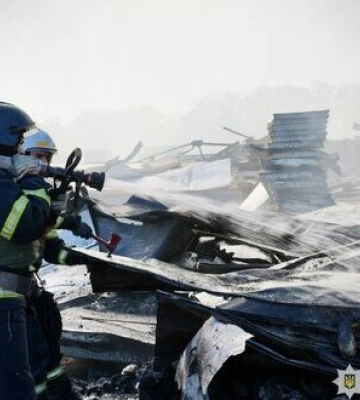Одна людина загинула і вісім зазнали поранень унаслідок ракетної атаки РФ на Одеський район. ВІДЕО+ФОТОрепортаж