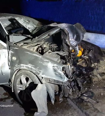 У Дніпрі на Набережній Перемоги водій &quot;Geely&quot; загинув при зіткненні з електроопорою