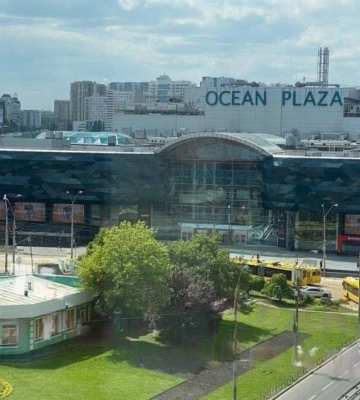 В Киеве возле ТЦ Ocean Plaza прорвало трубопровод – видео
