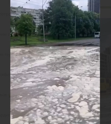 В Киеве возле Ocean Plaza - потоп: прорвало трубу