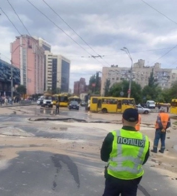 У Києві через прорив труби на вулиці Антоновича перекритий рух транспорту