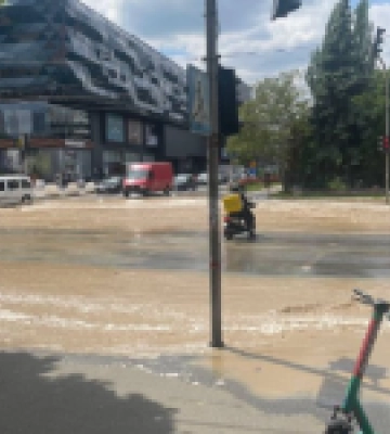 В Киеве возле ТЦ Ocean Plaza прорвало трубопровод: метро остановилось, транспорт едет по одной полосе