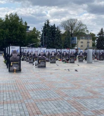 У Рівному встановили нові конструкції із портретами загиблих воїнів