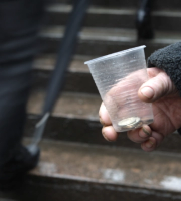 В Мелитополе покупателей на рынке массово атакуют попрошайки 