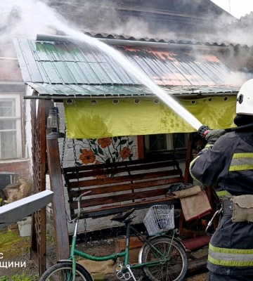У Лебедині рятувальники оперативно ліквідували загоряння в будинку (відео)