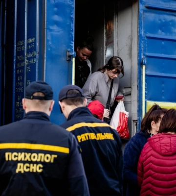 Евакуаційний потяг з Херсона зустріли на Хмельниччині - ДСНС